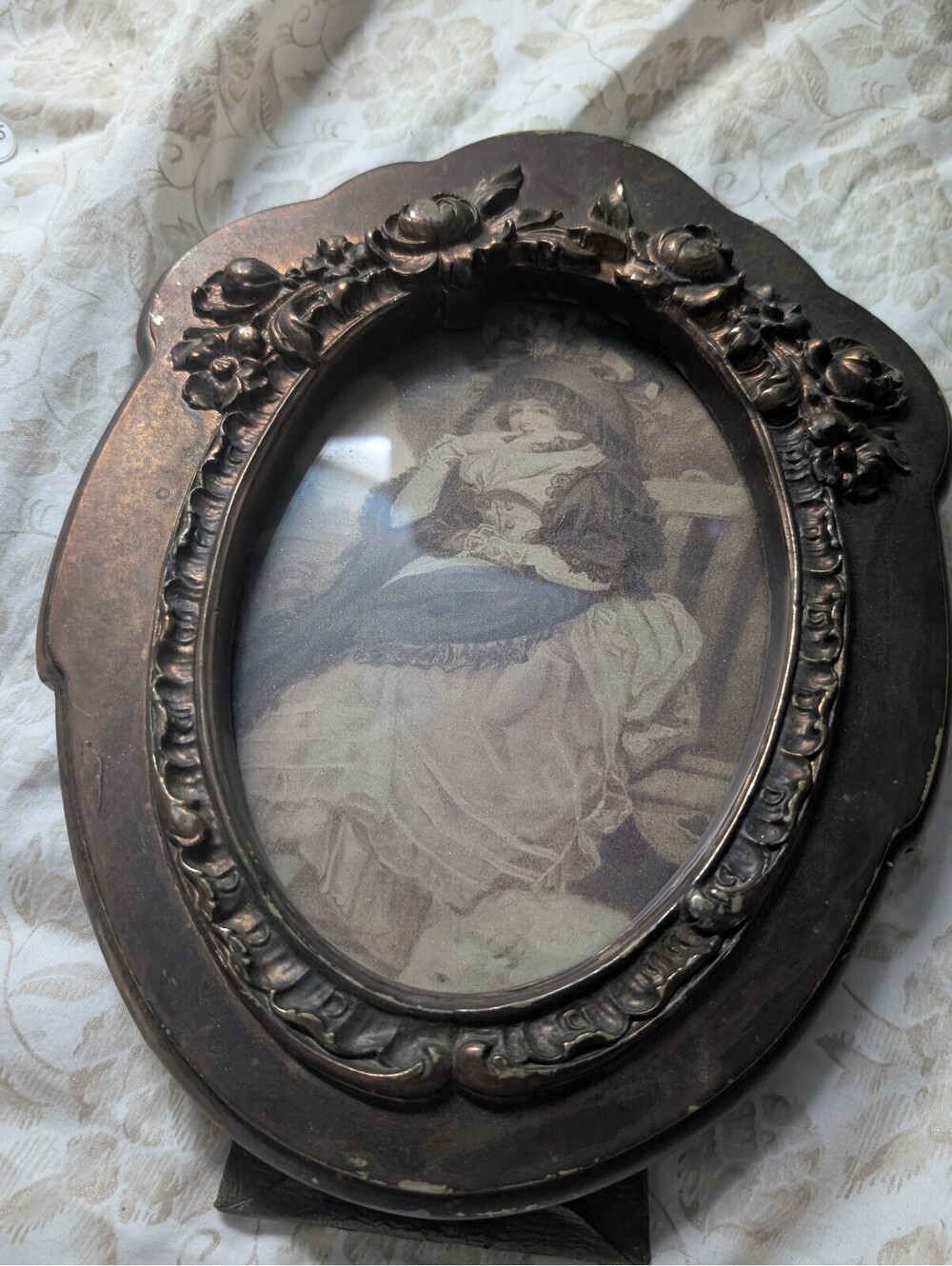 Vintage Ornate Oval Picture Frame with Floral Detailing